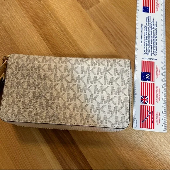 Michael Kors Jet Set Signature Logo Smartphone Wristlet - Picture 10 of 11